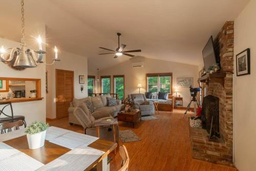 ein Wohnzimmer mit einem Sofa und einem Tisch in der Unterkunft Updated cabin nestled on 10 acres in the woods, breathtaking Blue Ridge Mountain views in Brevard