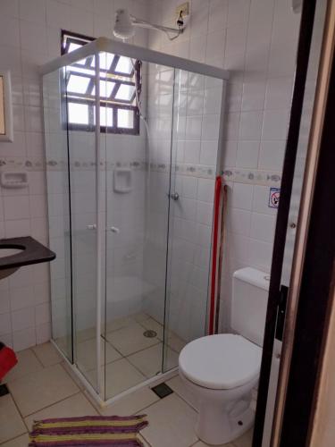 a bathroom with a shower and a toilet at Recanto Vizinho do Mar in Ubatuba