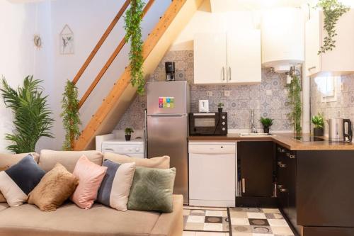 un salon avec un canapé et une cuisine dans l'établissement Magnifique duplex à 2min du RERB, à Gentilly