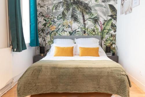 une chambre avec un grand lit avec deux oreillers dans l'établissement Magnifique duplex à 2min du RERB, à Gentilly