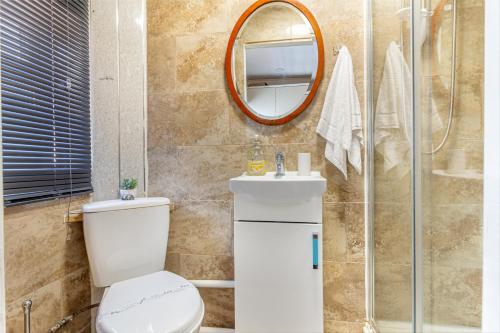 2Bedrooms, 4beds cosy family home, Free WiFi, Stay UK Homes في برمنغهام: حمام مع مرحاض ومغسلة ومرآة