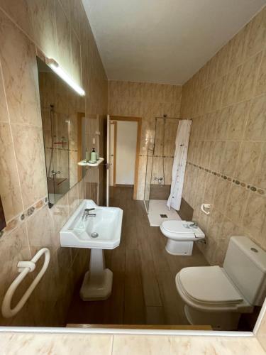 a bathroom with a toilet and a sink at casa frente al mar in San Pedro del Pinatar