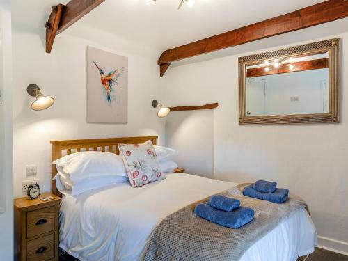 1 dormitorio con 1 cama con 2 toallas azules en The Bing en Buckland in the Moor