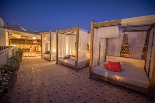 um grupo de quatro beliches num pátio em Hotel & Spa Riad El Walaa em Marraquexe