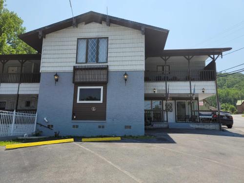 a building with a parking lot in front of it at Ski Mountain Lodge in Gatlinburg