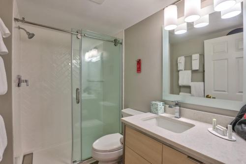 uma casa de banho com um chuveiro, um WC e um lavatório. em TownePlace Suites Tallahassee North/Capital Circle em Tallahassee