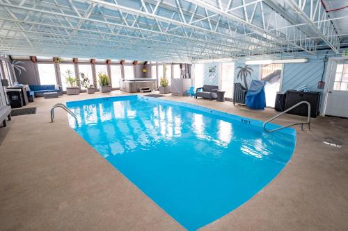 a large pool with blue water in a building at Murphy's River Lodge in Estes Park