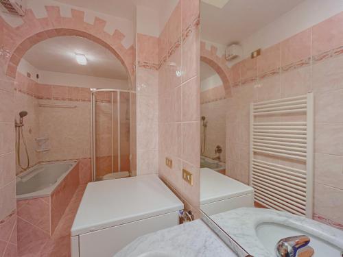 a bathroom with a tub and a sink and a bath tub at Casa Della Lepre in Livigno