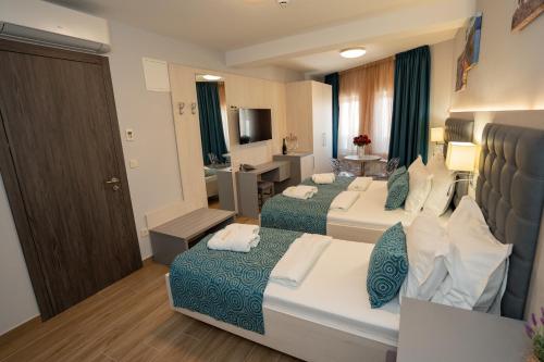 a hotel room with two beds and a bathroom at Bed&Breakfast Novalis in Novalja