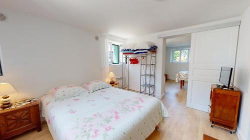 une chambre avec un lit et une télévision dans l'établissement Petit Paradis de la Soudiniere, à Saint-Gilles-Croix-de-Vie