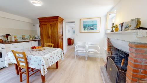un salon avec une table et une cheminée dans l'établissement Petit Paradis de la Soudiniere, à Saint-Gilles-Croix-de-Vie