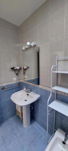 a bathroom with a sink and a mirror at Esparto y sal in El Pozo de los Frailes