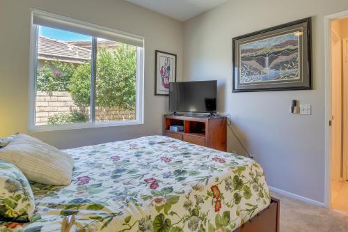 - une chambre avec un lit et une télévision à écran plat dans l'établissement Indio Vacation Rental 2 Mi to Coachella, à Indio