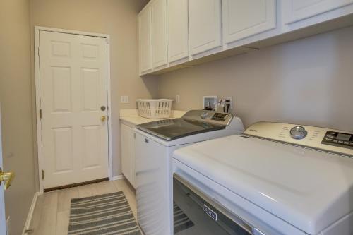 une petite cuisine avec un lave-linge et un sèche-linge. dans l'établissement Indio Vacation Rental 2 Mi to Coachella, à Indio