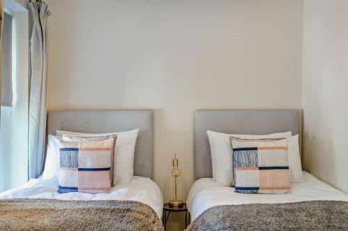 two beds sitting next to each other in a bedroom at 3-bedroom home with free parking&flexible bed configuration in Harrogate