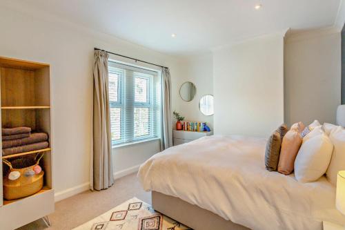 a bedroom with a large bed and a window at 3-bedroom home with free parking&flexible bed configuration in Harrogate