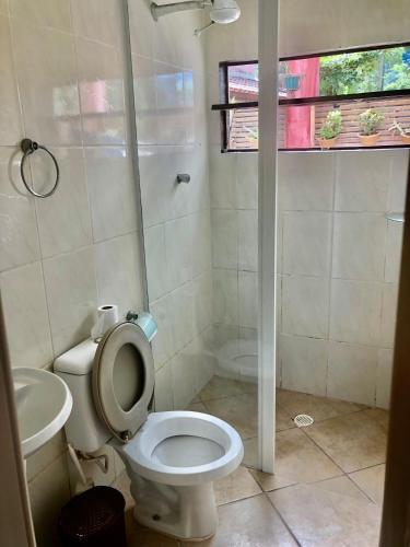 une salle de bain avec toilettes et lavabo dans l'établissement Lepá com Cozinha privativa, à Boicucanga