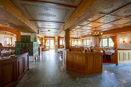 um restaurante com mesas e cadeiras num quarto em Landhotel zur Grenze em Isny im Allgäu