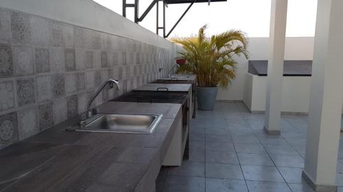 Η κουζίνα ή μικρή κουζίνα στο Departamento a dos cuadras de la playa