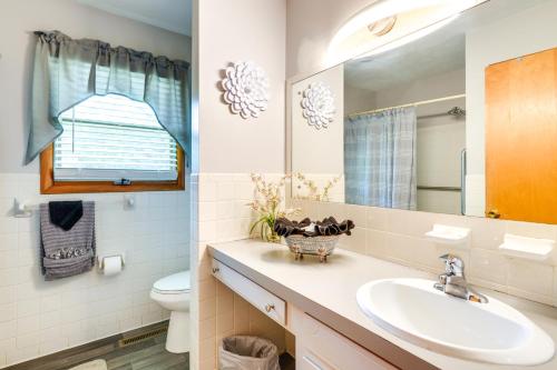 La salle de bains est pourvue d'un lavabo et d'un miroir. dans l'établissement Tranquil Hideaway on Watauga River Fish and Unwind!, à Elizabethton