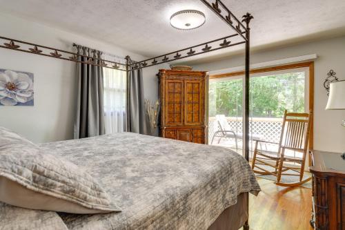 1 dormitorio con 1 cama grande y balcón en Tranquil Hideaway on Watauga River Fish and Unwind!, en Elizabethton