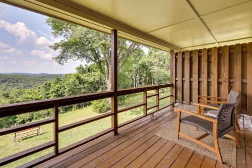 Fotografie z fotogalerie ubytování Scenic Eureka Springs Cabin Rental with Balcony! v destinaci Garfield