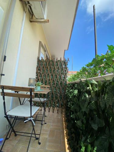 a balcony with a table and chairs and plants at Casa Viola a 900 mt dalla Staz. Centrale in Pescara
