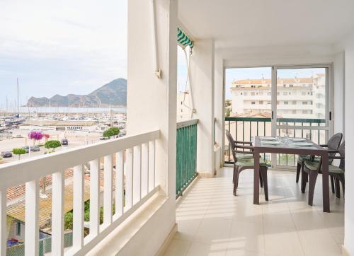 balcone con tavolo e vista sull'oceano di Altea Piscina Playa ad Altea