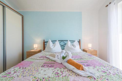 une chambre avec un lit avec des serviettes dessus dans l'établissement Apartmani Anna, à Rogoznica