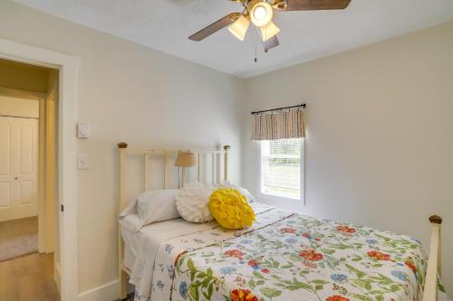 1 dormitorio con 1 cama y ventilador de techo en Pet-Friendly Benton Harbor Home Near Hagar Beach!, en Benton Harbor