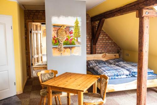 een slaapkamer met een bed, een tafel en een bureau bij Falkenwohnung in Gommern