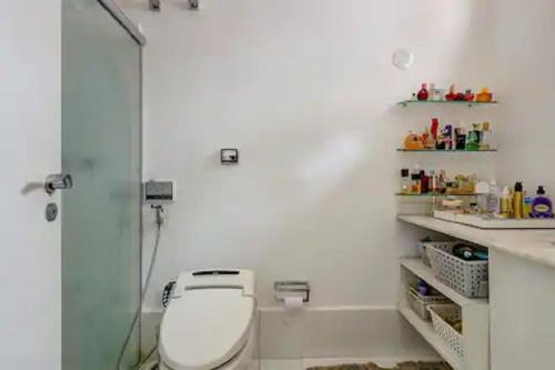 a bathroom with a toilet and a glass shower at Mansão com vista para a Mata Atlântica in Sao Paulo