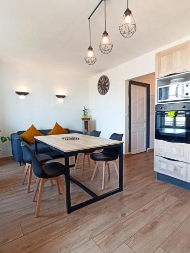 une cuisine et une salle à manger avec une table et des chaises dans l'établissement La Diligence de Beaune, à Beaune
