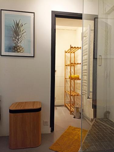 une pièce avec une porte vitrée avec un ananas sur le mur dans l'établissement La Diligence de Beaune, à Beaune