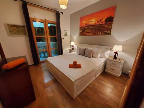 sypialnia z dużym białym łóżkiem i drewnianą podłogą w obiekcie Beautiful apartement in the heart of tangier w mieście Tanger