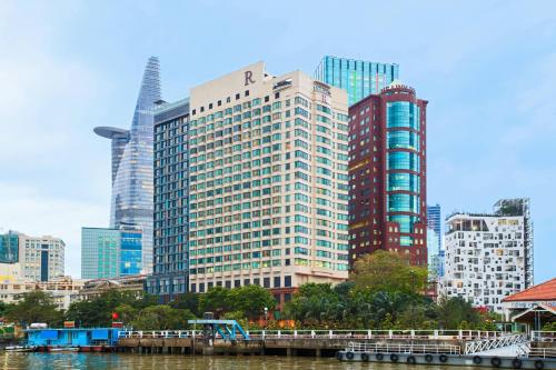 grupa wysokich budynków w mieście w obiekcie Renaissance Riverside Hotel Saigon w Ho Chi Minh