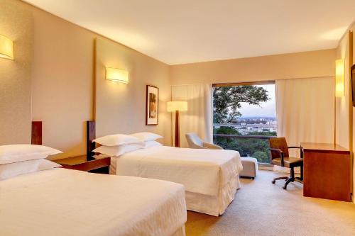 Habitación de hotel con 2 camas y ventana en Sheraton Salta Hotel en Salta