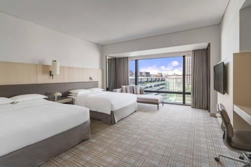 una camera d'albergo con due letti e una grande finestra di Taipei Marriott Hotel a Taipei