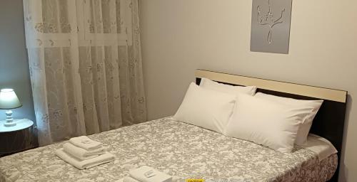 a bedroom with a bed with two towels on it at Mountainside in Vounoplagiá