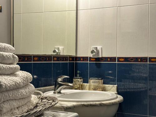ein Badezimmer mit einem Waschbecken, einem Spiegel und Handtüchern in der Unterkunft Apartamento en la Playa Benicarló Peñíscola in Benicarló
