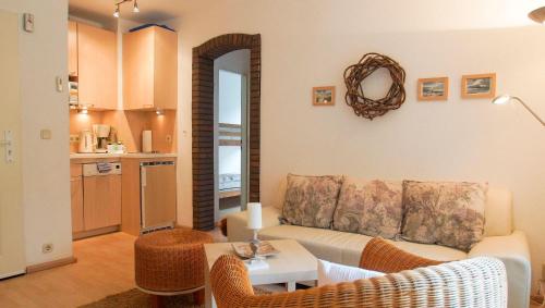 - un salon avec un canapé et une table dans l'établissement Am-Flockengrund-26a-EG2, à Cuxhaven