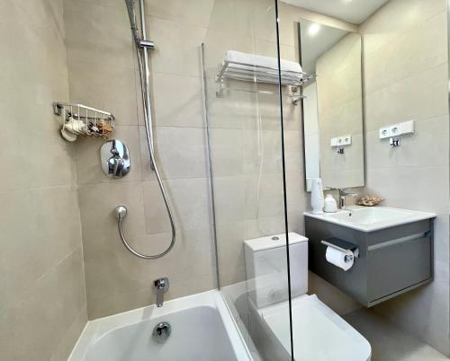 La salle de bains est pourvue d'une douche, de toilettes et d'un lavabo. dans l'établissement Magnificent 3 Bedroom Penthouse, à Fuengirola