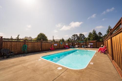 una piscina en un patio trasero con una valla de madera en Redwood Coast Cabins and RV Resort, en Eureka
