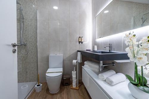 łazienka z toaletą i umywalką w obiekcie Foral Dreams w mieście Fajã de Cima