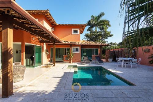 a house with a swimming pool and a patio at BZ36 Casa com piscina privativa - Centro de Búzios in Búzios