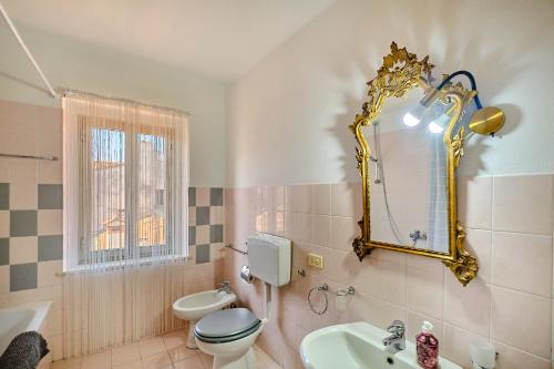 y baño con aseo, lavabo y espejo. en Casa San Paolo, en Verona