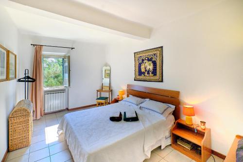 Un dormitorio con una gran cama blanca y una ventana en Casa San Paolo, en Verona