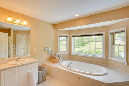 La grande salle de bains est pourvue d'une baignoire et d'un lavabo. dans l'établissement Expansive Upstate Home with Home Theater!, 