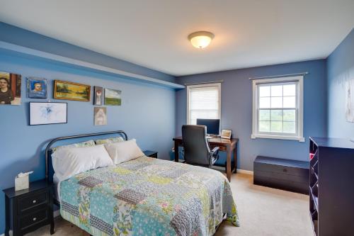 1 dormitorio con paredes azules, 1 cama y escritorio en Expansive Upstate Home with Home Theater!, 