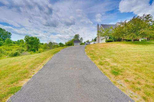 Fotografie z fotogalerie ubytování Expansive Upstate Home with Home Theater! v destinaci East Schodack